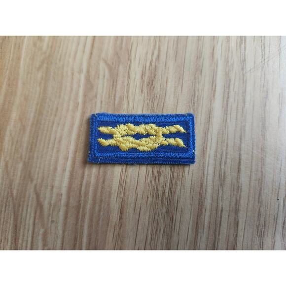 Vintage BSA Cub Scouts Den Leader Training Award Square Knot Patch Blue Gold - Picture 1 of 3